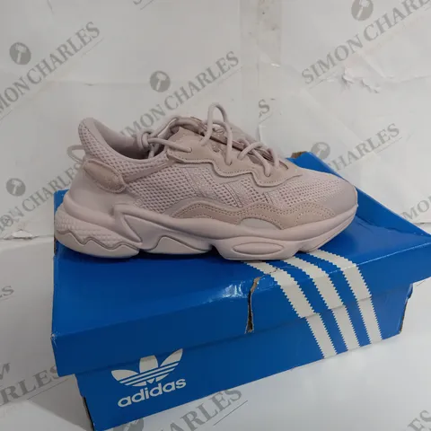 BOXED PAIR OF ADIDAS OZWEEGO TRAINERS SIZE 4.5