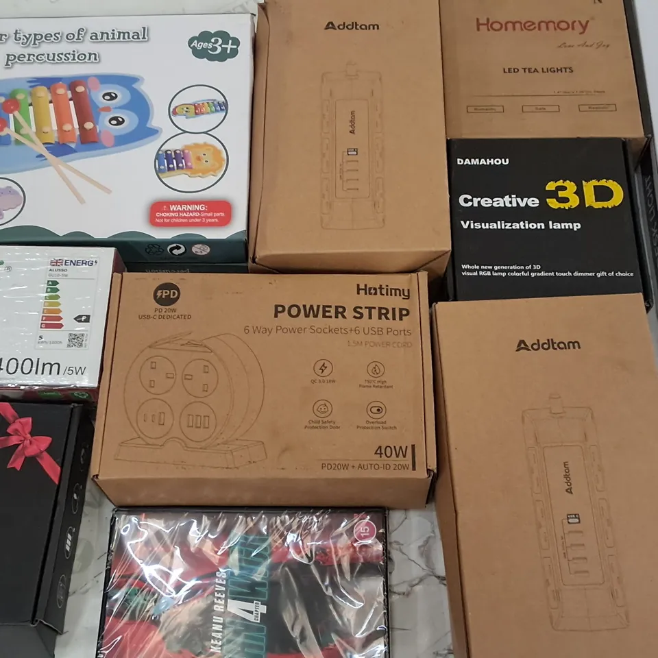 LARGE QUANTITY OF ASSORTED ITEMS TO INCLUDE POWER STRIP, ADDTQM POWER PACK, LED TEA LIGHTS AND DESK LIGHT