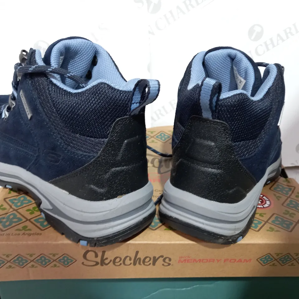 BOXED PAIR OF SKECHERS NAVY WATERPROOF BOOT - SIZE 5.5