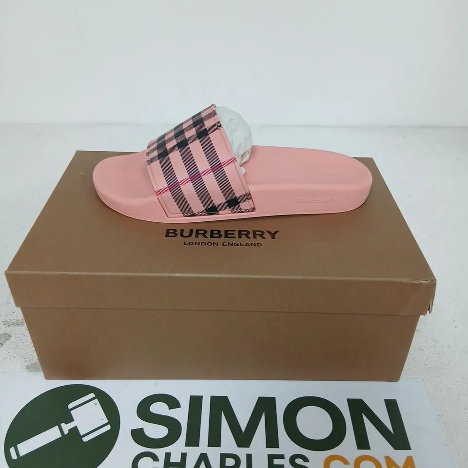 BURBERRY PINK SLIDE SANDALS WITH SIGNATURE BURBERRY CHECK STRAP – WOMEN'S UK 7 (EUR 40)