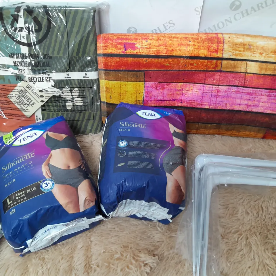 A BOX OF VARIOUS HOUSEHOLD ITEMS TO INCLUDE A BED COVER SET 2X RUGS WALL BRACKETS ETC.