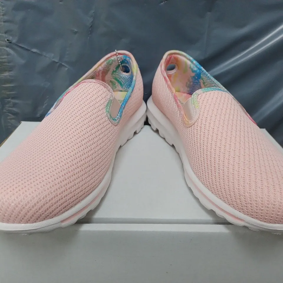 SKECHERS ORIGINAL GO WALK SHOES IN LIGHT PINK - SIZE 6
