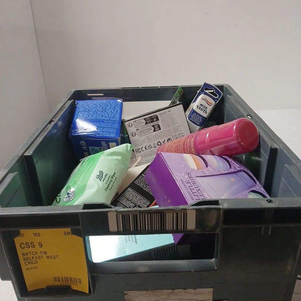 TOTE OF APPROXIMATELY 22 ASSORTED COSMETIC ITEMS TO INCLUDE KIEHLS FACIAL CREAM, E.L.F POWER GRIP PRIMER, TATCHA LITTLE LUXURIES SET ETC