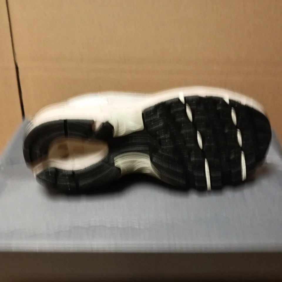 BOXED PAIR OF NEW BALANCE KIDS RUNNING TRAINERS IN WHITE/SILVER - UK 10.5