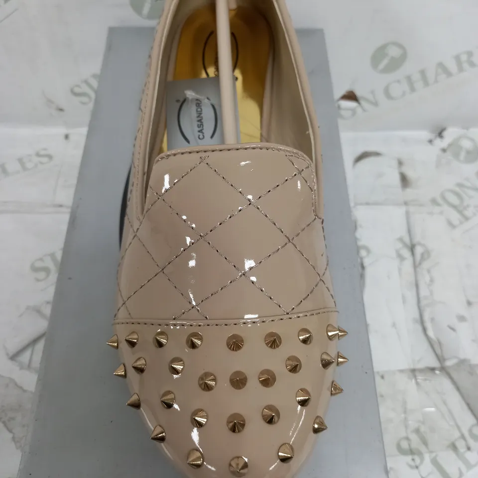 NUDE PATENT GOLD SPIKED TOE SIZE 7