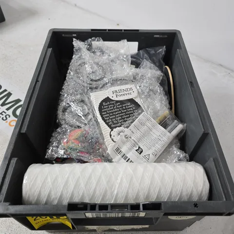 BOX CONTAINING A MIX OF 15 ASSORTED ITEMS INCLUDING HAND FAN, ROPE, PENS ETC.