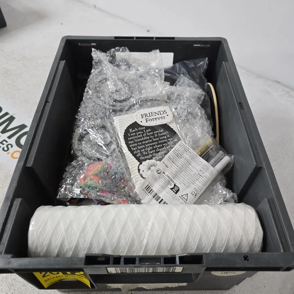 BOX CONTAINING A MIX OF 15 ASSORTED ITEMS INCLUDING HAND FAN, ROPE, PENS ETC.