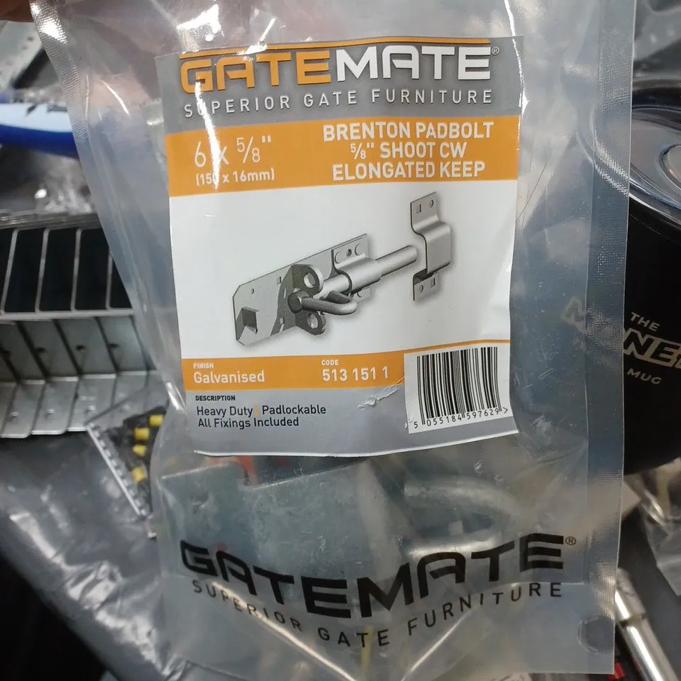 LOT CONTAINING VARIOUS HOUSEHOLD ITEMS TO INCLUDE; GATEMATE LOCK, JOIST BRACKETS, ROLLER BLIND FOB, TRAVEL MUG ETC.