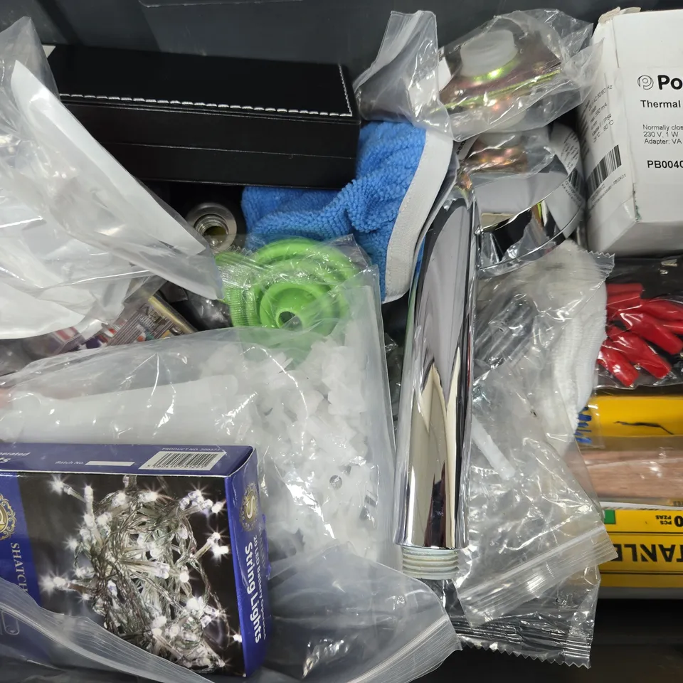 APPROXIMATELY 10 ASSORTED HOUSEHOLD ITEMS TO INCLUDE EAR DEFENDERS, DRAGON TANKARD, ETC - COLLECTION ONLY