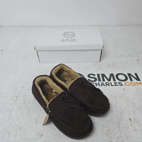 JO & JOE BROWN SUEDE MOCCASIN SLIPPERS – MEN'S UK 9