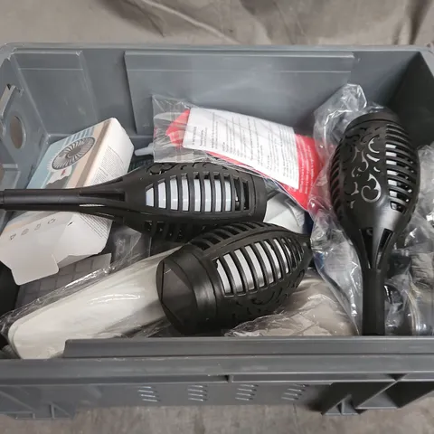 APPROXIMATELY 10 ASSORTED HOUSEHOLD ITEMS TO INCLUDE - LED GARDEN LIGHTS , HANDHELD FANS , ETC 