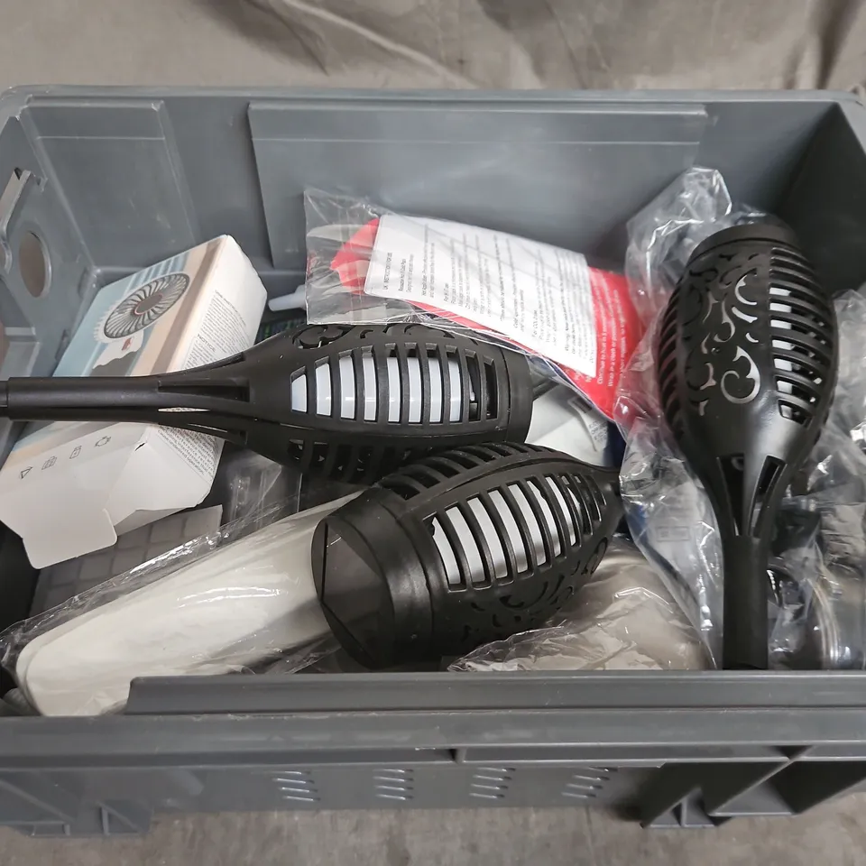 APPROXIMATELY 10 ASSORTED HOUSEHOLD ITEMS TO INCLUDE - LED GARDEN LIGHTS , HANDHELD FANS , ETC 