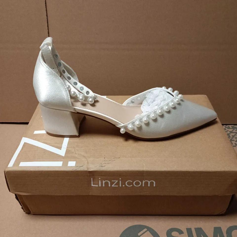 BOXED PAIR LINZI BRIDAL POINTED TOE SWAN IVORY SHOES - 6