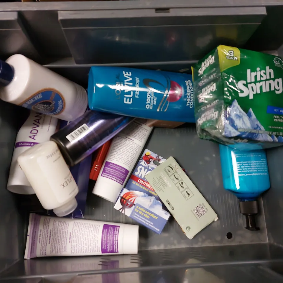 BOX OF APPROX 10 COSMETIC ITEMS TO INCLUDE ELVIVE FIBROLOGY SHAMPOO, MURAD RETINOL RENEWAL AND REN DAILY TONIC