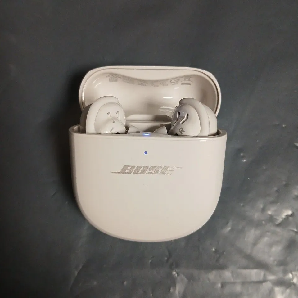 UNBOXED ET OF BOSE TWS EARBUDS IN CHARGING CASE