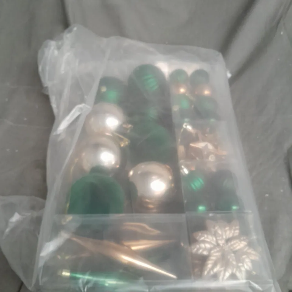 GINGERBREAD BUMPER PACK OF 50 BAUBLES - GREEN/ GOLD