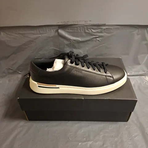 BOXED PAIR OF BOSS CLINT TENNIS TRAINERS IN BLACK MULTI SIZE UK 9