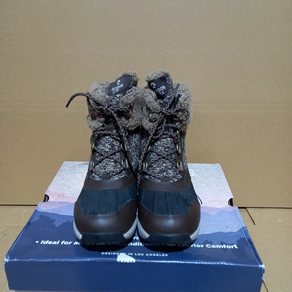 SKECHERS TEXTILE & LEATHER CHOCOLATE LACE UP BOOT - SIZE 3.5