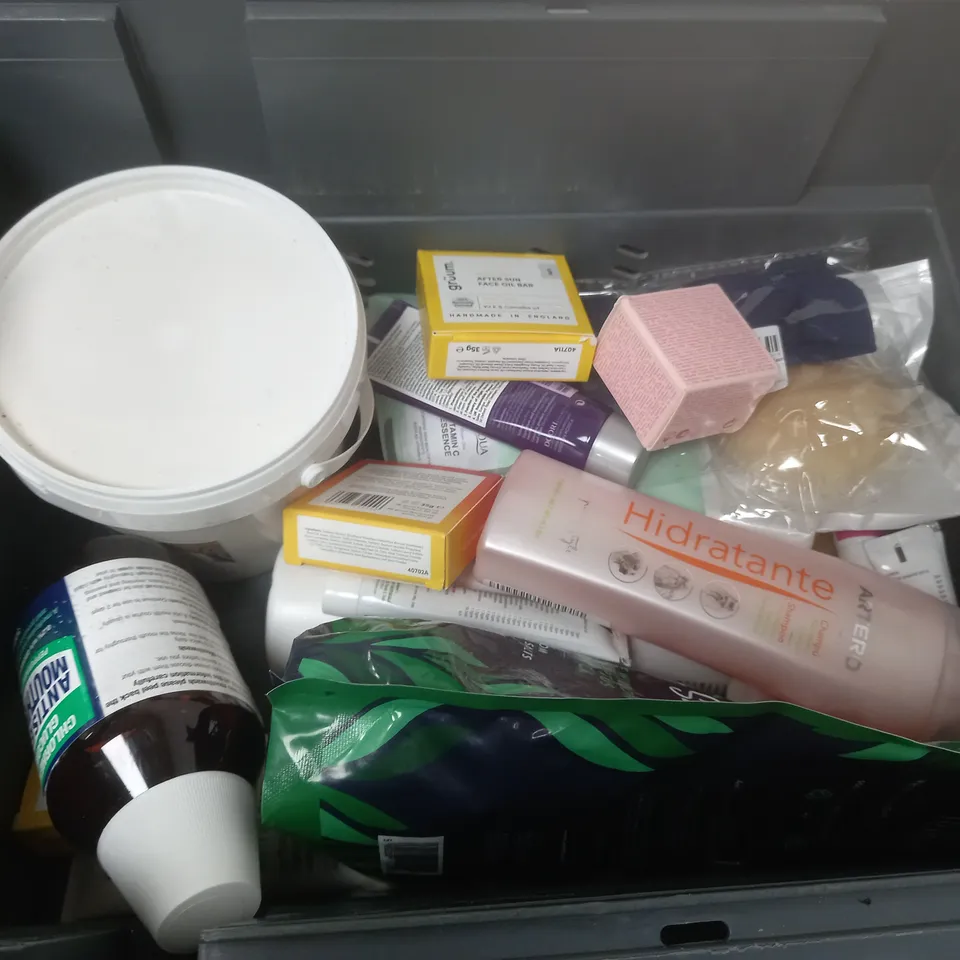 APPROXIMATELY 20 ASSORTED COSMETIC PRODUCTS. TO INCLUDE DOVE BODY WASH, LOVE NATURE LIQUID HAND SOAP ETC