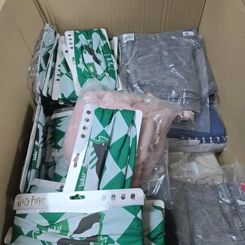 LARGE BOX OF APPROX 15 ASSORTED CLOTHING ITEMS 