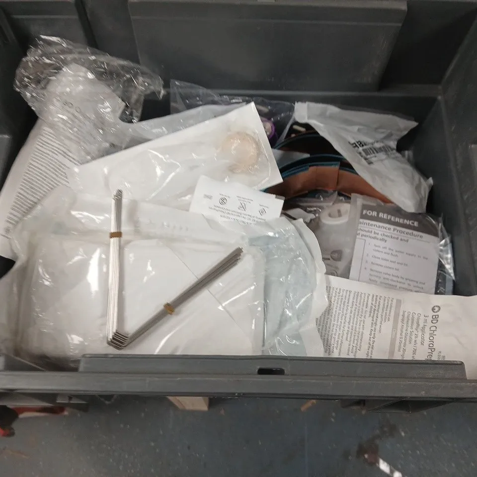 LOT OF ASSORTED HOUSEHOLD ITEMS TO INCLUDE SMOL DISHWASHER TABLETS, 10M TAPE MEASURE AND LAOA TOOLS