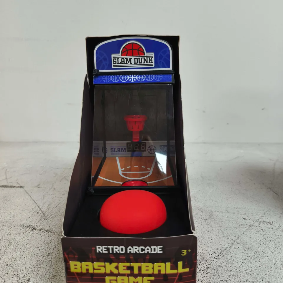 BOX OF APPROXIMATELY 10 ASSORTED ITEMS INCLUDING LIVMORE PULSE SOLAR SENSOR STRING LIGHT, BUG ZAPPER LANTERN AND RETRO ARCADE BASKETBALL GAME