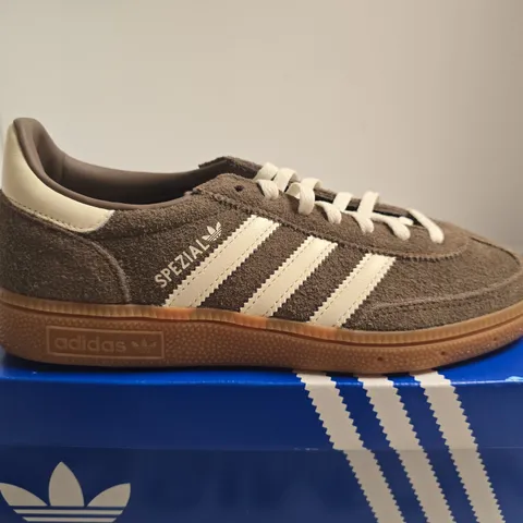 BOXED PAIR OF ADIDAS HANDBALL SPEZIAL W BROWN SUEDE TRAINERS – UK 5.5
