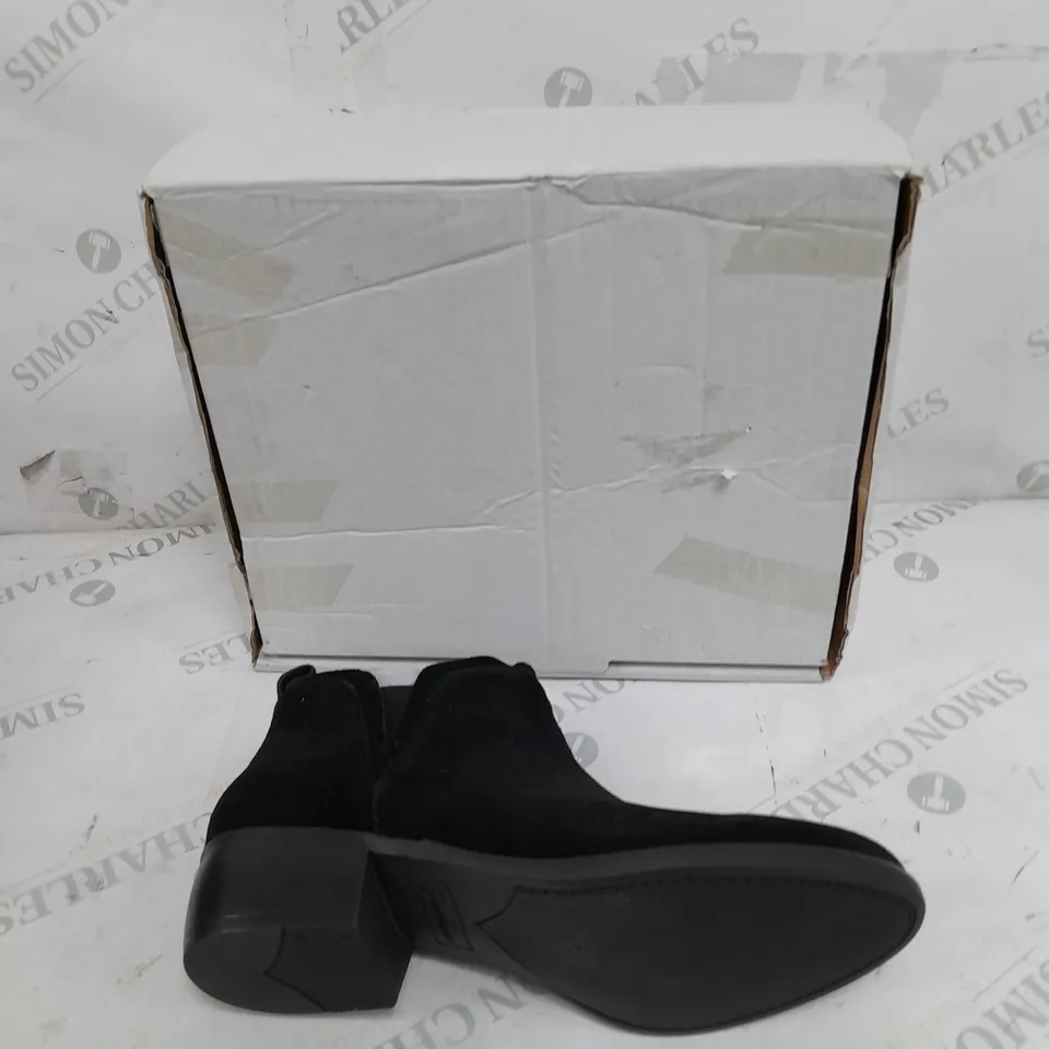 BOXED PAIR OF TEXAS BOOTS IN BLACK SIZE 7