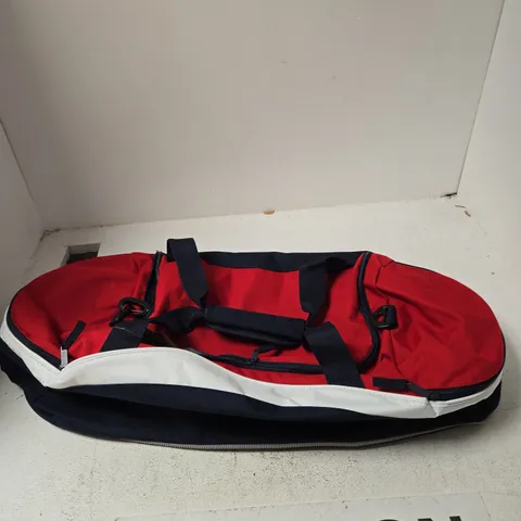 BAGBASE RED SPORTS BAG WITH CREST PATCH