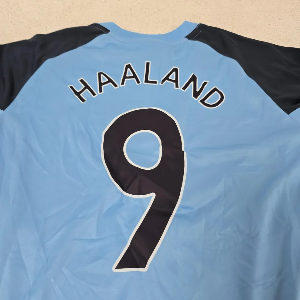 MANCHESTER CITY FC HAALAND 9 FOOTBALL SHIRT – SIZE 10/11 YRS