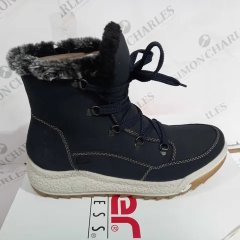 BOXED PAIR OF RIEKER WATER RESISTANT WARM LINED HIKING LACE UP BOOTS, NAVY - SIZE 7.5