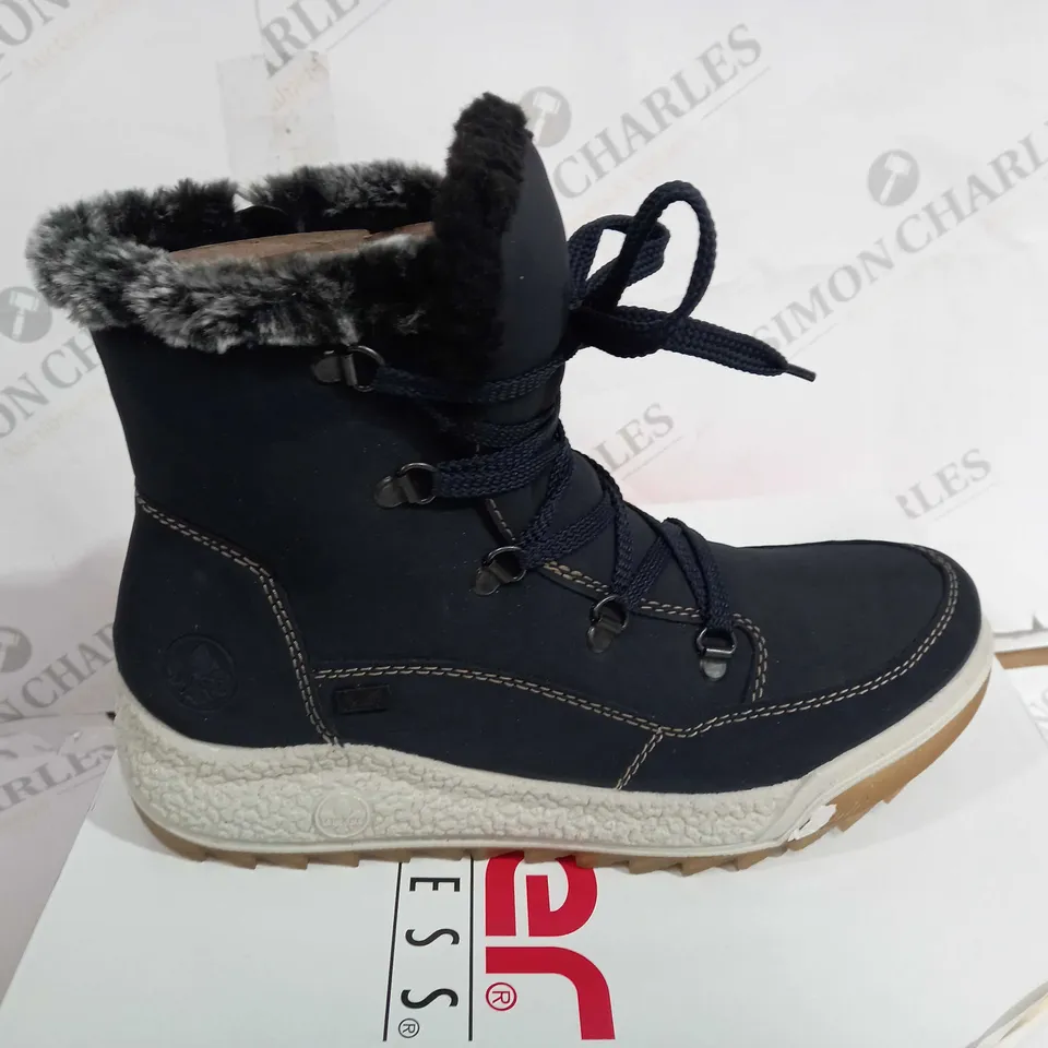 BOXED PAIR OF RIEKER WATER RESISTANT WARM LINED HIKING LACE UP BOOTS, NAVY - SIZE 7.5