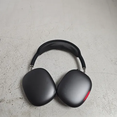 BLACK OVER-EAR HEADPHONES WITH CASE