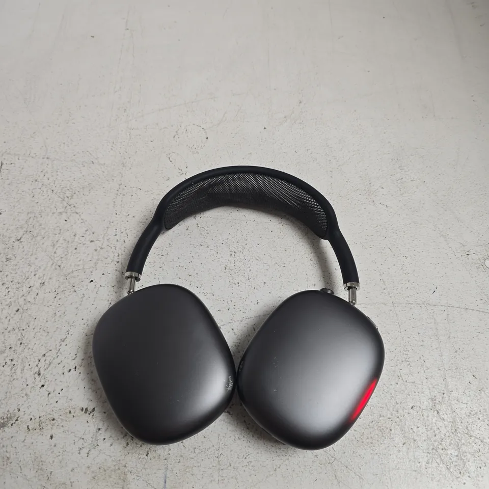 BLACK OVER-EAR HEADPHONES WITH CASE