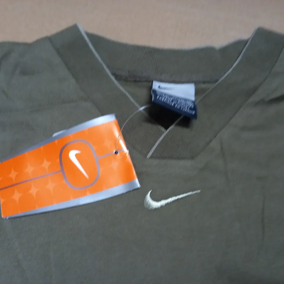 GREEN NIKE V-NECK T-SHIRT - XL