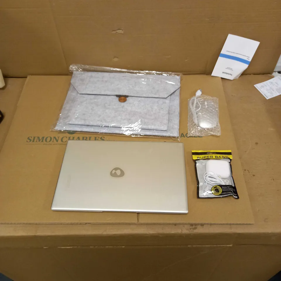 NOTEBOOK SILVER DAYSKY WITH CASE, MOUSE AND EARBUDS 