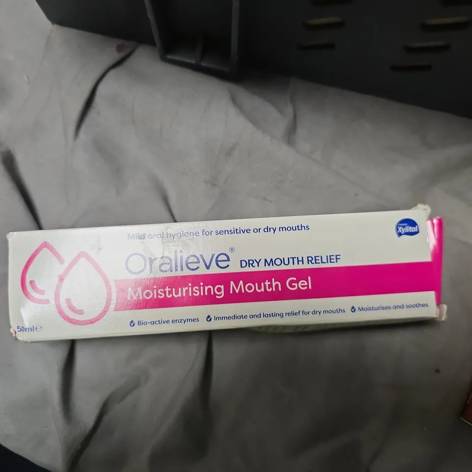 HEALTH & BEAUTY ASSORTMENT: VAGISIL MOISTURISING WASH, ORALIEVE DRY MOUTH RELIEF MOISTURISING MOUTH GEL, RASITA CREAM, EXS MAGNUM LARGE CONDOMS AND SAMPLE SACHETS