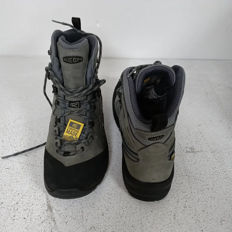 BOXED PAIR OF KEEN KARRAIG MID WP BOOTS IN GREY - UK 7