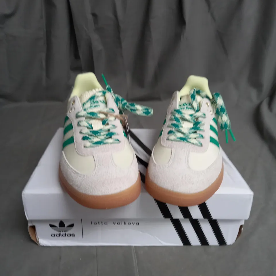 BOXED PAIR OF ADIDAS SAMBA GAZELLE'S SIZE 6