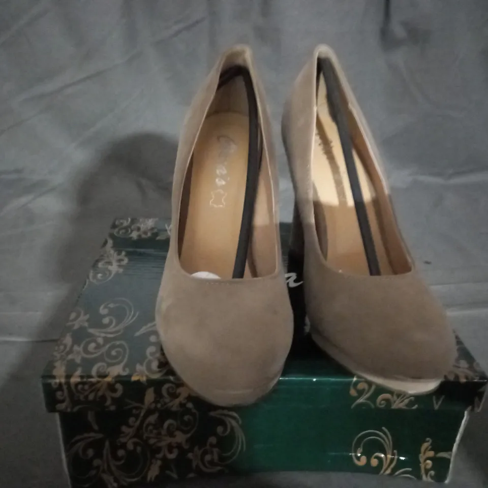 APPROXIMATELY 10 BOXED PAIRS OF CLARA'S BLOCK HEELED SHOES IN CAMEL VARIOUS SIZES TO INCLUDE SIZE 36EU 