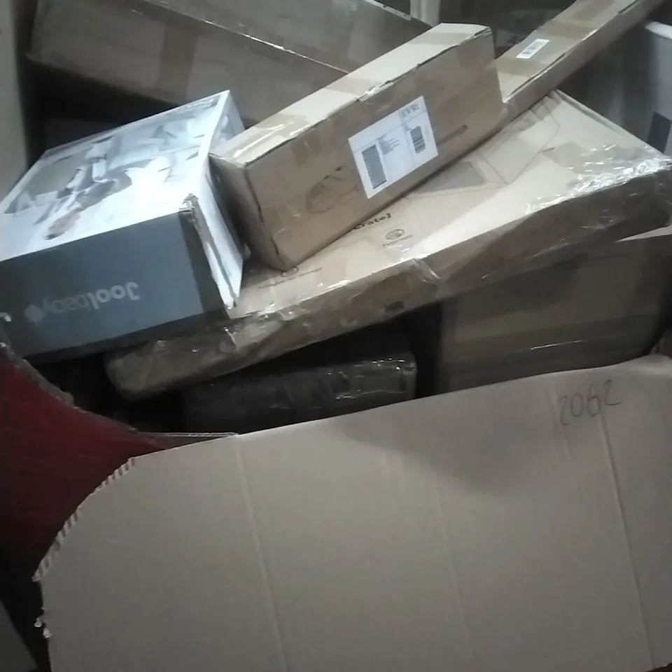 A PALLET CONTAINING ASSORTED HOUSEHOLD GOODS AND PRODUCTS TO INCLUDE; HEDGE TRIMMERS, COLLAPSIBLE SOFT CRATE, TOILET SEAT, BOXED FURNITURE ETC