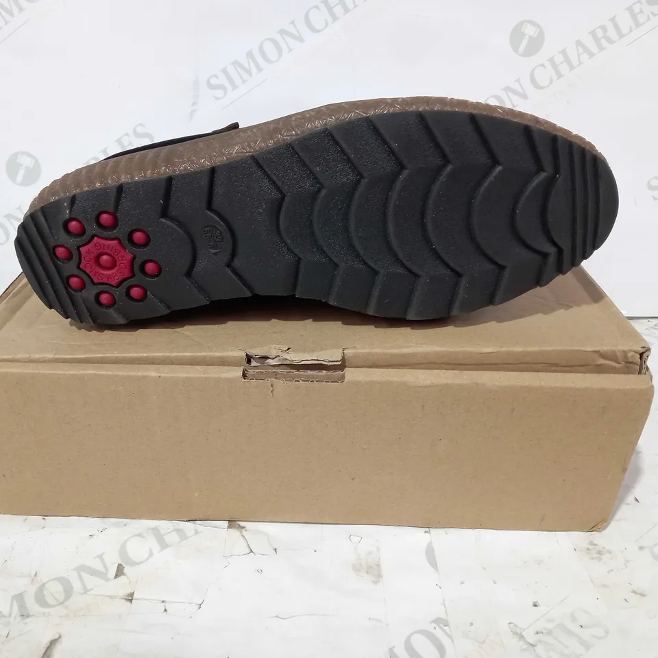 BOXED PAIR OF PAVERS ANKLE HIGH SIDE-ZIP SHOES IN BACK UK SIZE 6