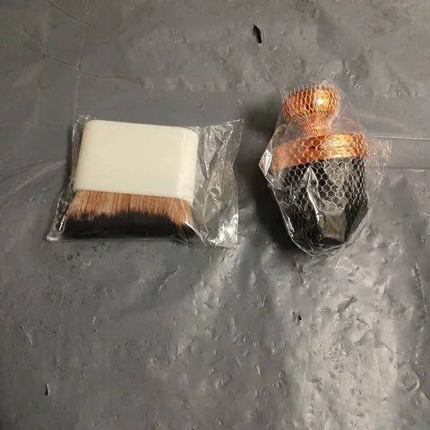 APPROXIMATELY 20 SELF-TANNING/MAKEUP BODY BRUSHES