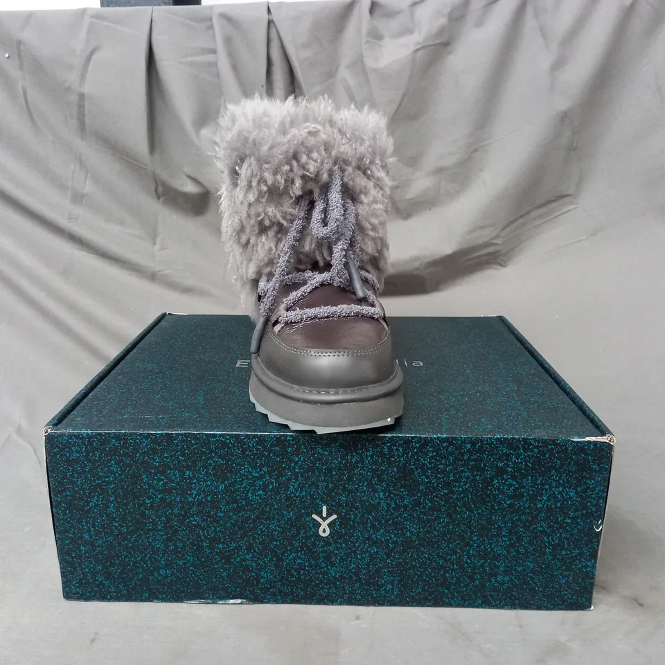 BOXED PAIR OF EMU AUSTRALIA WATER RESISTANT BOOTS IN CHARCOAL SIZE 6