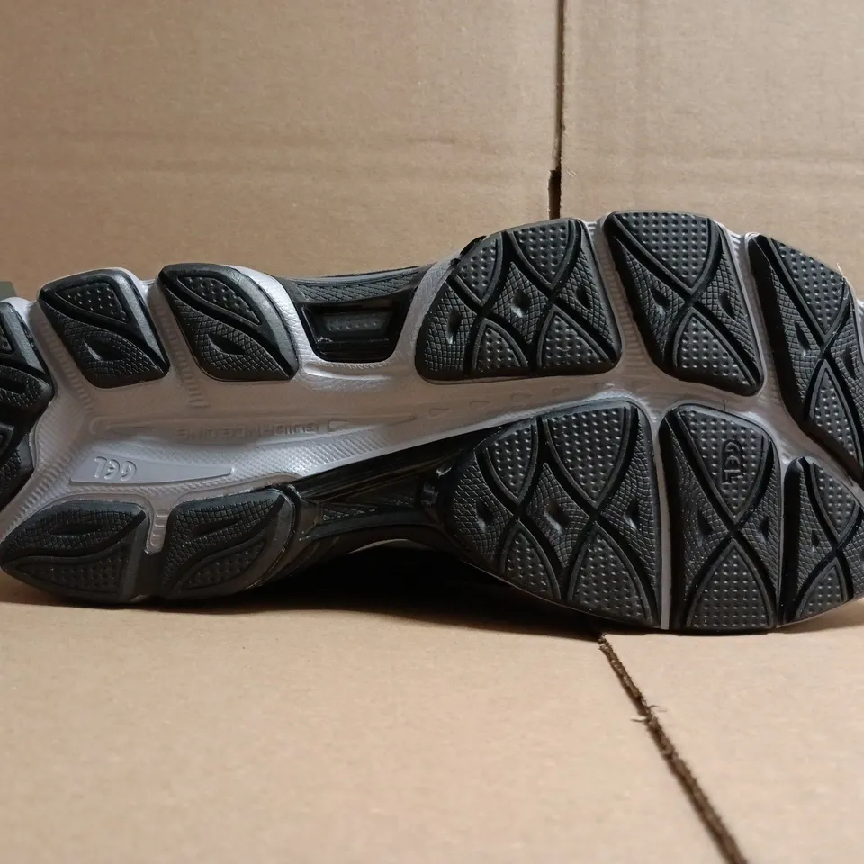 PAIR OF ASICS TRAINERS IN BLACK/SILVER/GREY SIZE UK 9