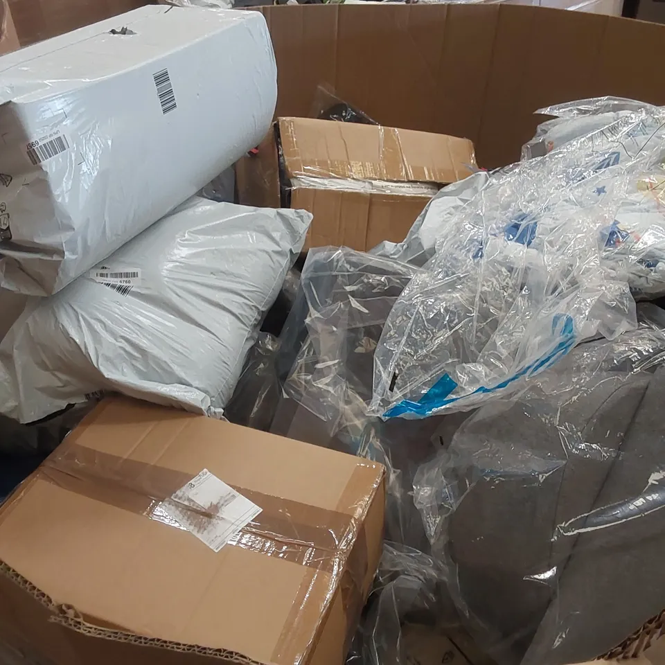 PALLET TO CONTAIN A LARGE ASSORTMENT OF PILLOWS AND CUSHIONS // BRANDS MAY VARY