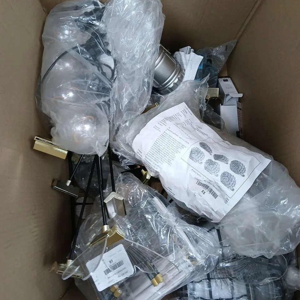 BOX OF APPROX 10 ASSORTED HOUSEHOLD ITEMS TO INCLUDE - BAG - OUTDOOR DECORATIONS - ETC