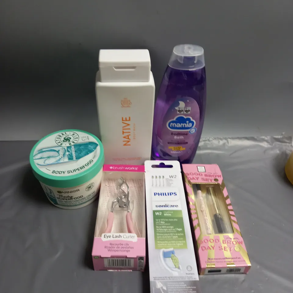 BOX OF APPROXIMATELY 20 COSMETIC ITEMS TO INCLUDE - GARNIER BODY SUPERFOOD - MAMIA BABY BEDTIME BATH WASH - EYELASH CURLERS - ETC 