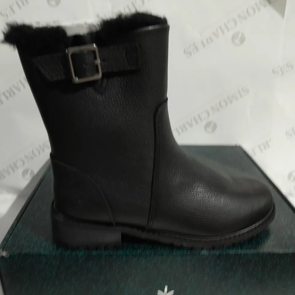 BOXED PAIR OF EMU AUSTRALIA EXPLORER BYRON BOOTS BLACK SIZE 4