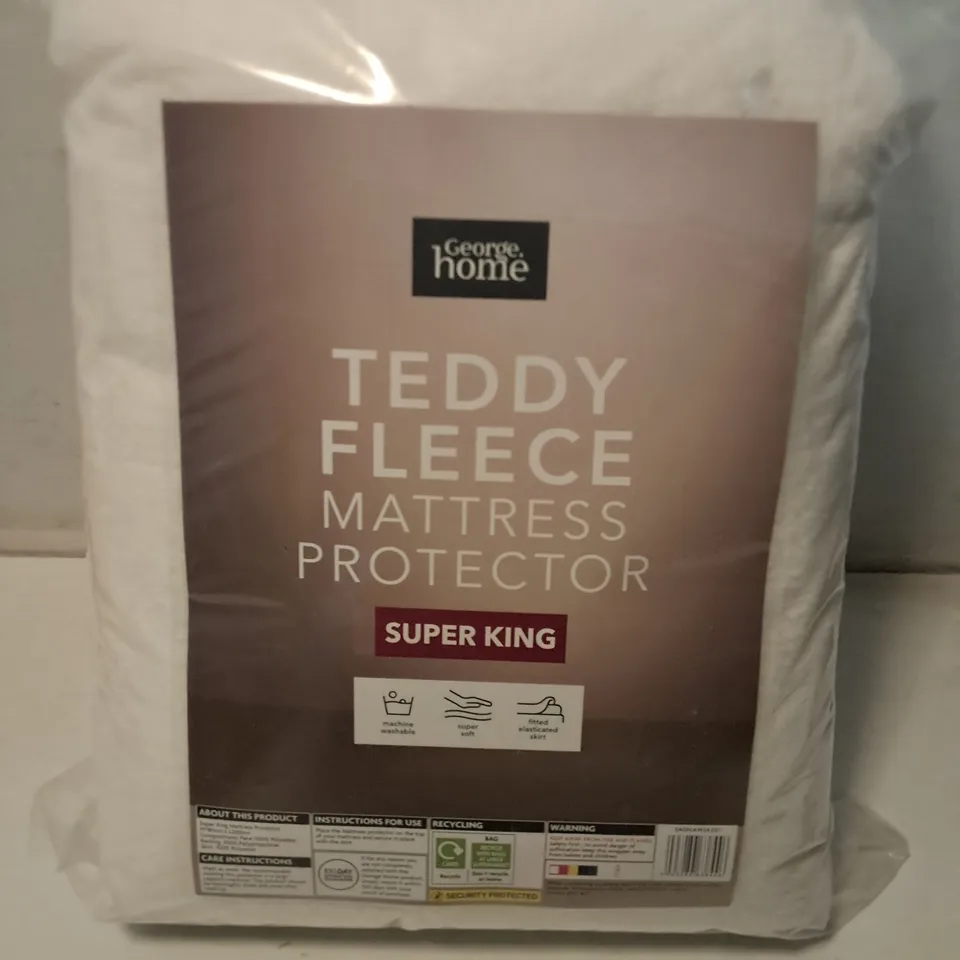 PALLET CONTAINING A LARGE QUANTITY OF AS NEW TEDDY FLEECE SUPER KING MATTRESS PROTECTORS